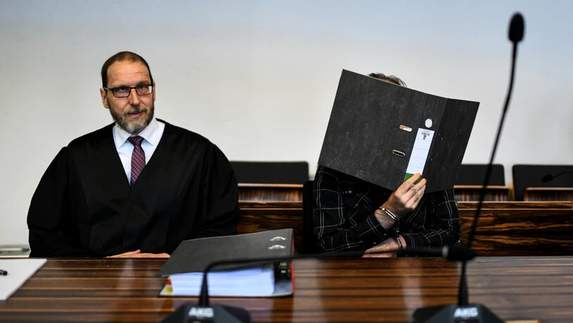 Muss auch nach der Verbüssung der Strafe hinter Gitter bleiben: Der verurteilte Schweizer mit seinem Anwalt Robert Phleps (links) beim Prozess in Freiburg. (Archiv)