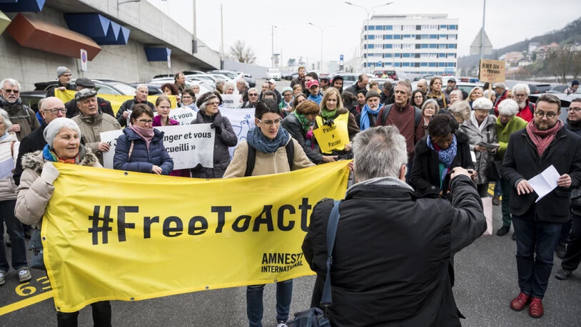 Dutzende Menschenrechtsaktivisten in Neuenburg protestieren gegen eine Bestrafung des Pastors.