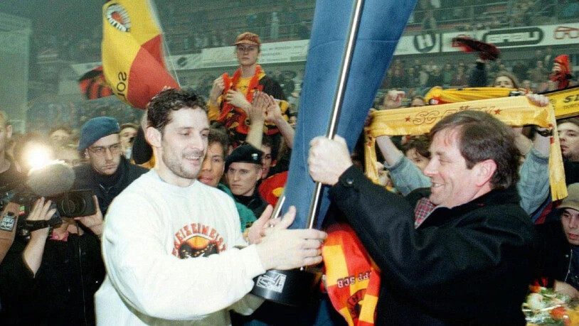 Der Captain des SC Bern, Roberto Triulzi (links), erhält am 27. März 1997 den Pokal überreicht. Mit 3:1 Siegen setzte sich Bern damals gegen Zug durch