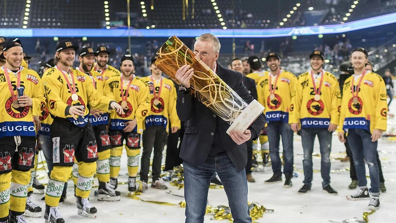 Trainer Kari Jalonen küsst den Meisterpokal und feiert mit seiner Mannschaft im April 2017 den bisher letzten Meistertitel. Auch die zweite Finalserie gegen Zug nach 1997 entschied der SCB für sich - und wieder feierten die Berner im Stadion der Zuger