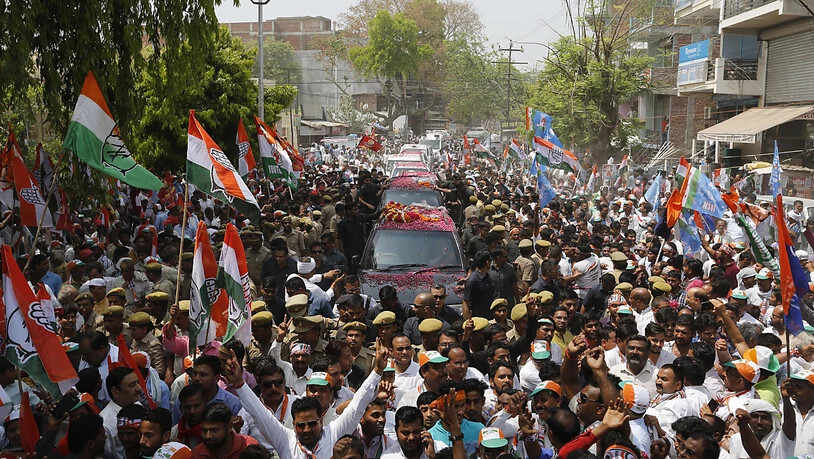 Mammutwahl beginnt: Anhänger der Kongress-Partei begleiten Kongresschefin Sonia Gandhi auf dem Weg zur Registrierung der Nominationspapiere in Rae Bareli, Bundesstaat Uttar Pradesh.