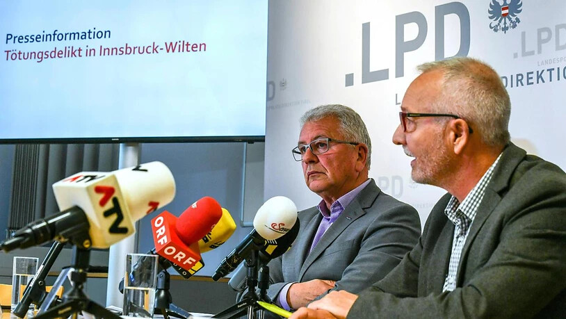 LKA-Leiter Walter Pupp und Harald Baumgartner, Leiter der Fremden- und Grenzpolizei, informierten die Medien über das Gewaltverbrechen mit einem Toten in einer Wohnung im Innsbrucker Stadtteil Wilten in Innsbruck.