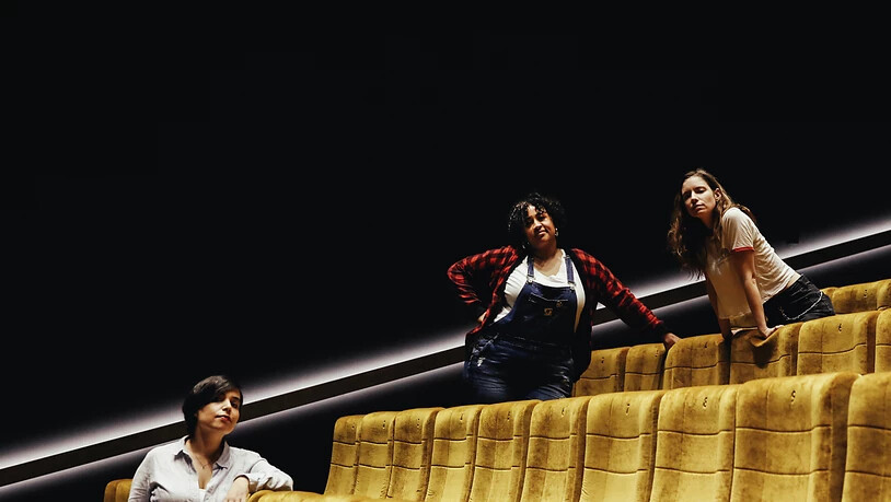 Die Gründerinnen des Mino Collectives: Multiinstrumentalistin Sarah Palin (rechts) sowie die Sängerinnen Brandy Butler (Mitte) und Ella Ronen (links).