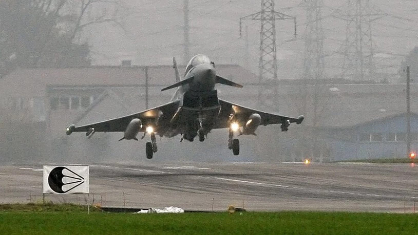 Er hebt bei den Kandidatentests in Payerne VD als erster ab: der Eurofighter Typhoon - hier ein Exemplar der deutschen Luftwaffe beim Testflug auf dem Flugplatz Emmen LU. (Archivbild)