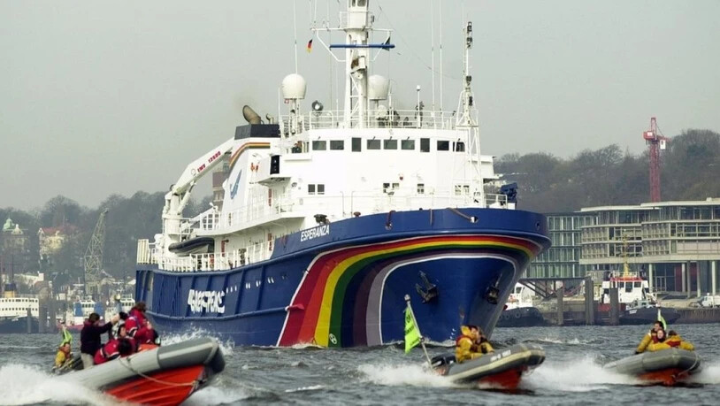 Das Greenpeace-Schiff Esperanza - hier eine Aufnahme von 2002 - hat eine neue Mission: Es transportiert Forschende ein Jahr lang von der Arktis bis zur Antarktis, um die Geheimnisse und wunden Stellen der Hohen See zu erkunden. (Archivbild)