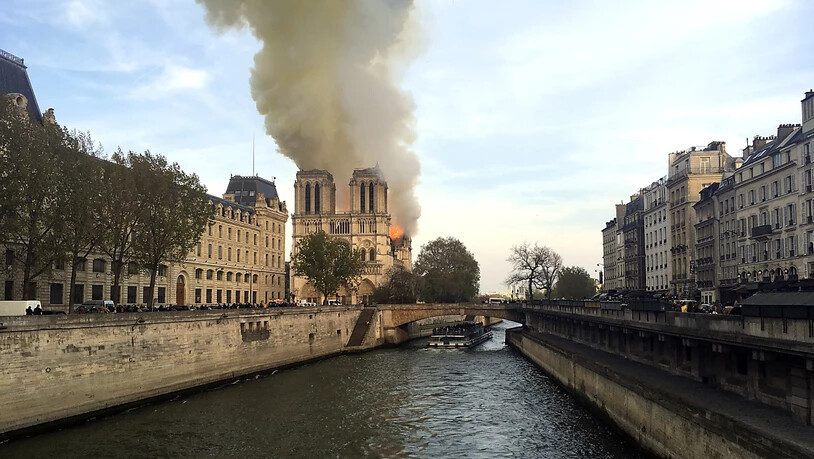 Die weltberühmte Kathedrale Notre-Dame in Paris brennt.  Graue Rauchwolken stiegen in die Höhe und waren kilometerweit zu sehen.
