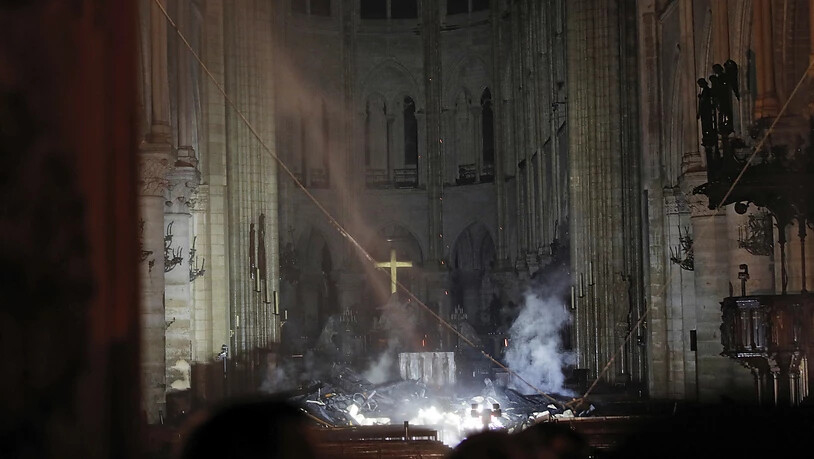 Rauch, Trümmer und Löschwasser im Innern der Kathedrale.