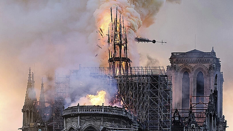 Beim Brand stürzte ein mittlerer Turm auf dem Dach der Kathedrale ein.