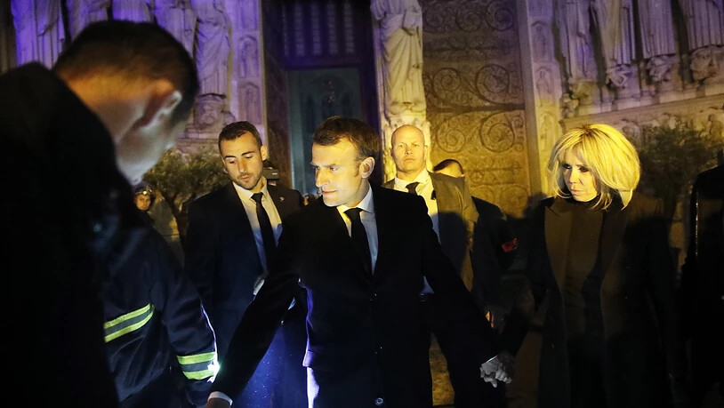 Frankreichs Staatspräsident Emmanuel Macron und seine Frau Brigitte besuchten den Brandort und sprachen mit Feuerwehrleuten.