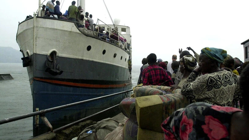 Schiff auf dem Kivu-See im Osten des Kongos: Schiffe und Boote im zentralafrikanischen Staat sind häufig völlig überladen.