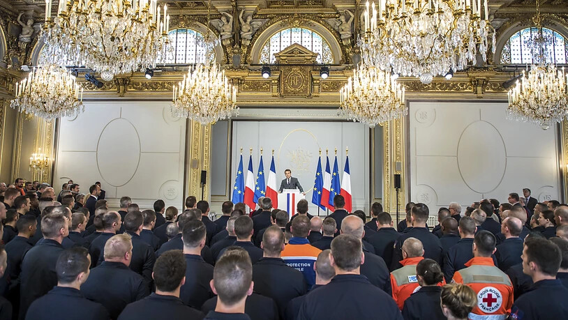 Der französische Präsident Emmanuel Macron hat am Donnerstag Rettungskräfte nach dem Brand der Kathedrale Notre Dame im Elysée Palast geehrt.