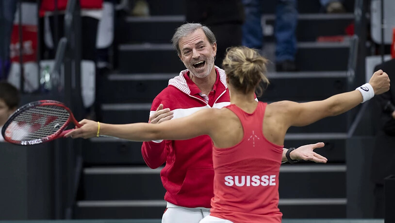 Einer der Schweizer Trümpfe: Captain Heinz Günthardt freut sich beim Erstrunden-Sieg über Italien mit Viktorija Golubic