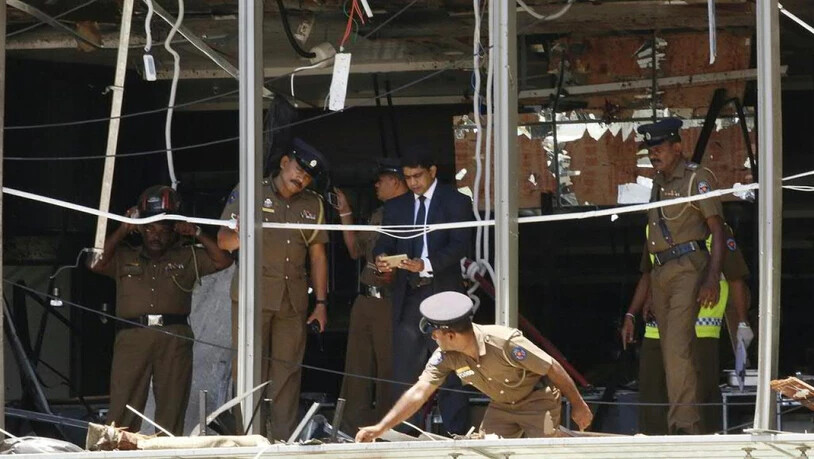 Polizisten untersuchen nach einem mutmasslichen Anschlag auf das Shangri-La Hotel in Colombo den Tatort.