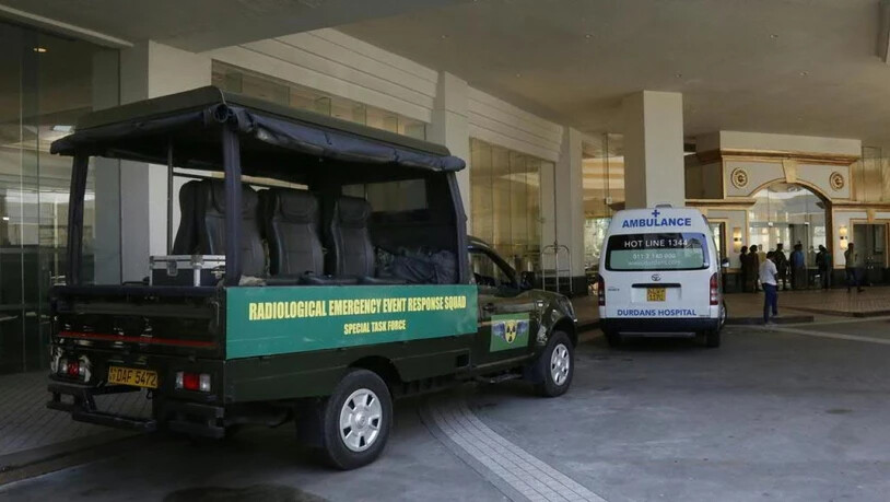 Nach einer Explosion sind Krankenwagen und Sicherheitspersonal vor dem Cinnemon Grande Hotel in Colombo stationiert.