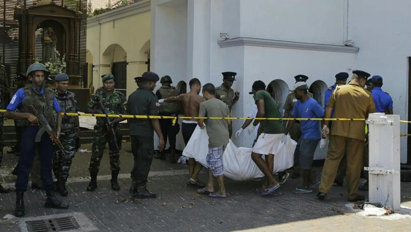Nach einer Explosion in der St.-Antonius-Kirche in Colombo wird eines der Todesopfer weggebracht.