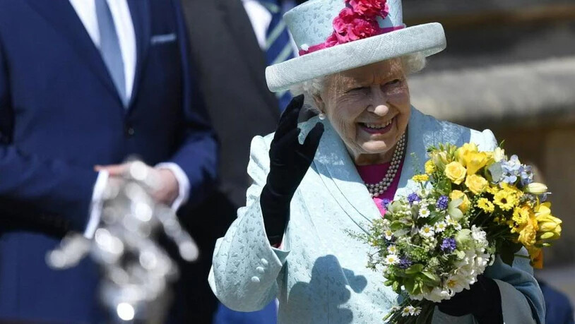 Queen Elizabeth II. verlässt nach dem Ostergottesdienst die St.-Georgs-Kapelle auf dem Gelände von Schloss Windsor.