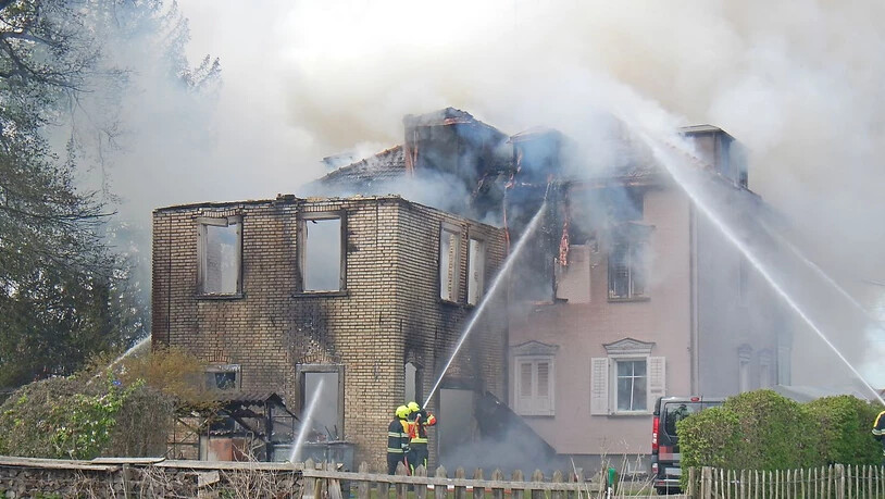 Eine Frau konnte sich aus dem brennenden Mehrfamilienhaus in Salmsach TG retten, eine weitere Person wird noch vermisst.