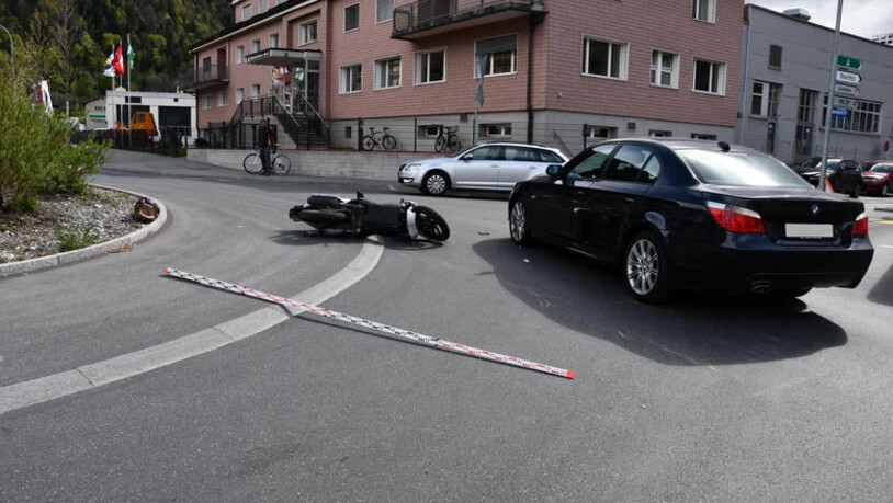 Bei diesem Unfall in Chur sind ein Töfffahrer und sein Mitfahrer verletzt worden. 