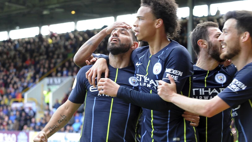 Die Spieler von Manchester City feiern ihren zuverlässigsten Torschützen Sergio Agüero (links)