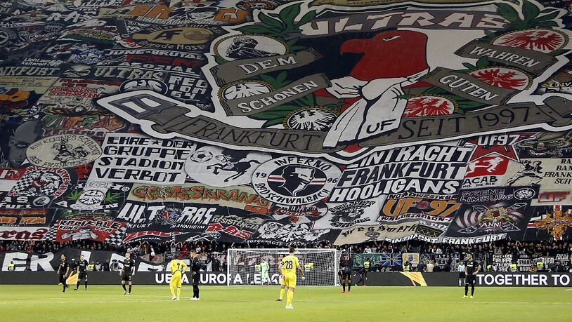 Die euphorisierten Eintracht-Fans sorgen in Frankfurt für einen stimmungsvollen Rahmen