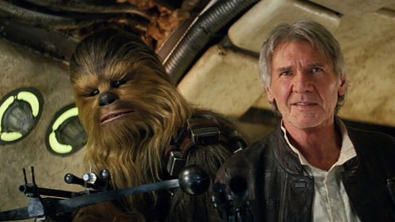 Darsteller Peter Mayhew als Chewbacca und Schauspieler Harrison Ford in "Star Wars: The Force Awakens." (Archivbild)