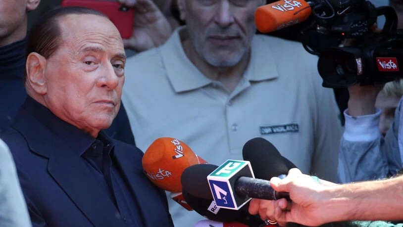Der italienische Ex-Ministerpräsident Silvio Berlusconi, der vergangene Woche wegen eines Darmverschlusses operiert werden musste, hat am Montag das Mailänder Spital verlassen, in der er sich seit Dienstag aufhielt. "Ich habe um mein Leben gezittert",…
