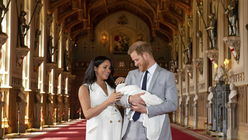 Die stolzen Eltern Prinz Harry und Herzogin Meghan präsentieren erstmals ihren neugeborenen Sohn.