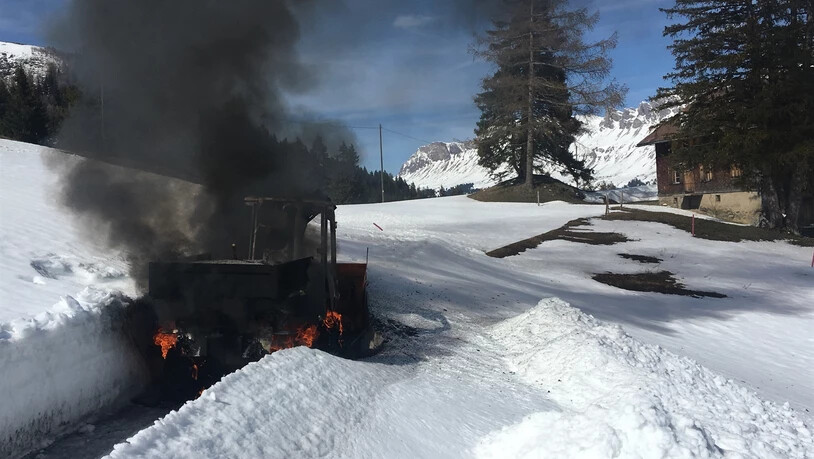 In Valbella brannte eine Schneefräse – das Feuer wurde mit Schnee gelöscht.