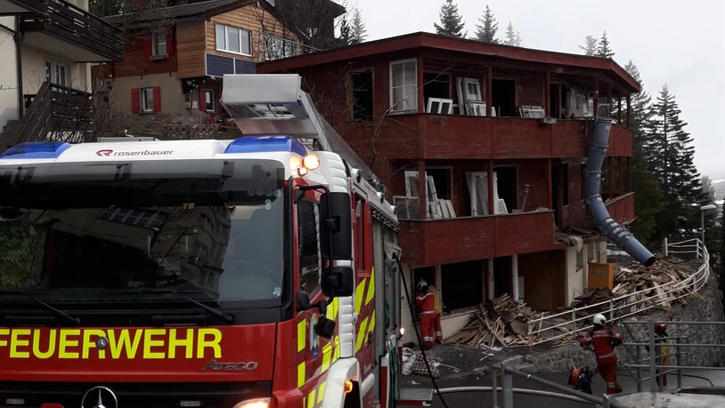 Die Feuerwehr in Arosa hatte einen Mottbrand in einem Mehrfamilienhaus rasch unter Kontrolle.