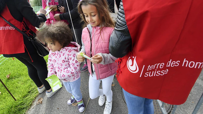 Zahlreiche Kinder und Erwachsene nehmen jeweils im Oktober am Spendenlauf von Terre des hommes am Seeufer in Genf teil. (Archivbild)