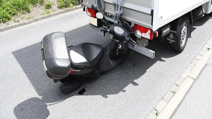 In Chur ist es am Freitagnachmittag zu einem Verkehrsunfall zwischen einem Roller und einem Lieferwagen gekommen.