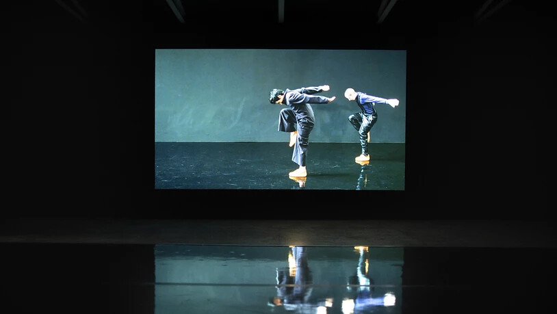 In der filmischen Installation "Moving Backwards" experimentieren fünf Performerinnen und Performer mit Rückwärtsbewegungen. (Archivbild)