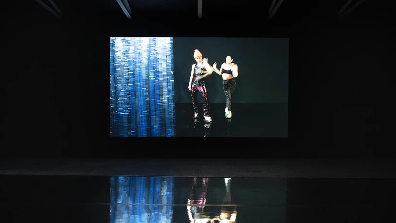 "Moving Backwards" lädt die Betrachterinnen und Betrachter ein, in eine Choreografie aus Gesten, Filmausschnitten und animierte Objekte einzutauchen und sich aussergewöhnlichen Begegnungen auszusetzen. (Archivbild)