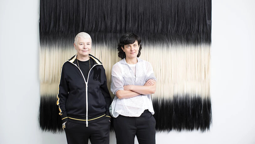 Die Künstlerinnen Pauline Boudry (r) und Renate Lorenz haben an der Kunstbiennale in Venedig den Schweizer Pavillon in die filmische Installation "Moving Backwards" verwandelt. (Archivbild)