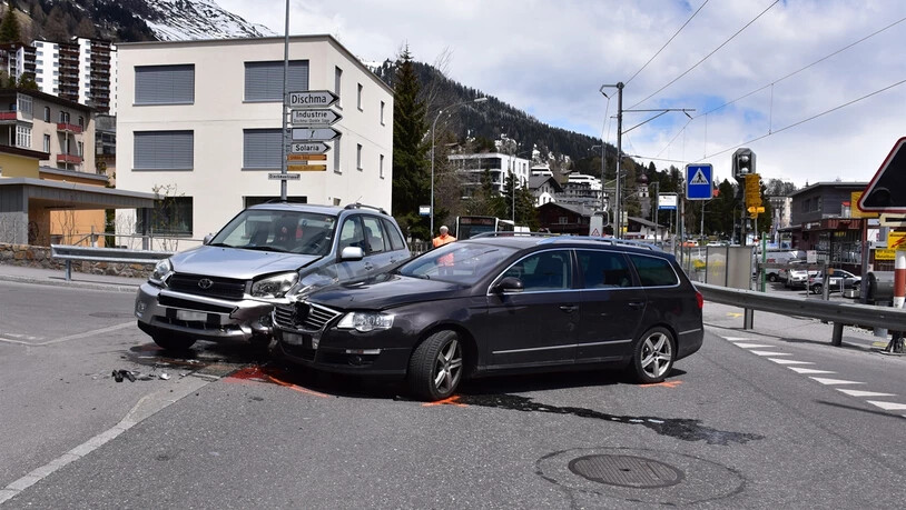 An den beiden in den Unfall verwickelten Autos entstand hoher Sachschaden. 