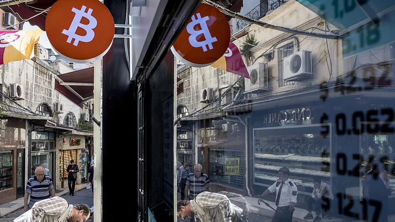 Die derzeitige Bergfahrt der Digitalwährung Bitcoin beschleunigt sich weiter. Im Bild eine Bitcoin-Wechselstube im Grossen Basar in Istanbul. (Archivbild)