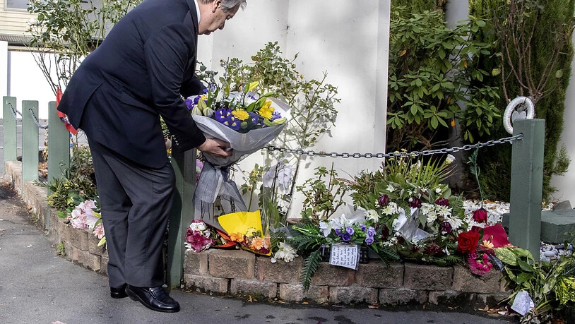 Uno-Generalsekretär legt bei der Al Noor-Moschee in Christchurch Blumen nieder.