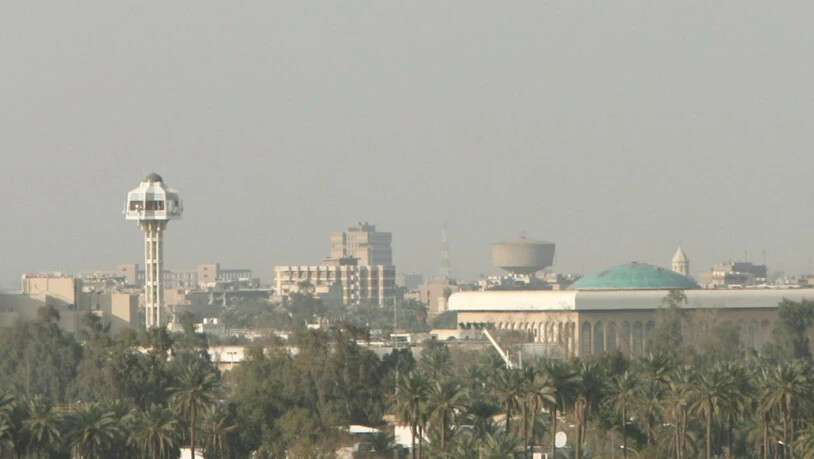 Helikopter fliegen über die stark bewachte sogenannte Grüne Zone in Bagdad. Darin befinden sich unter anderem die irakische Regierung und die US Botschaft.