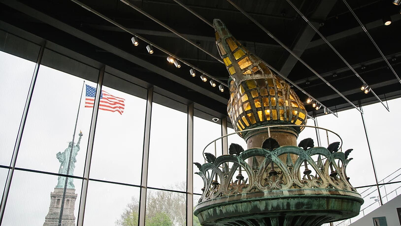 Hauptattraktion des neuen Museums zu Ehren von "Lady Liberty" im Hafen von New York ist die Original-Fackel. Weil sie marode geworden ist, wurde sie auf der Statue 1984 durch eine Kopie ersetzt. Für die Besucher öffnet der verglaste Museumsbau im Rücken…