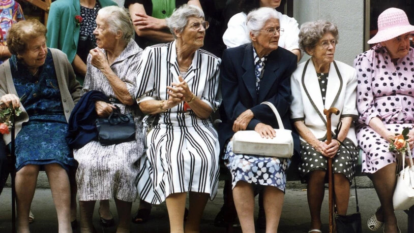 Frauen sollen künftig länger arbeiten. Der Schweizerische Arbeitgeberverband schlägt vor, das Rentenalter für Frauen stufenweise auf 65 zu erhöhen, um die AHV zu entlasten.