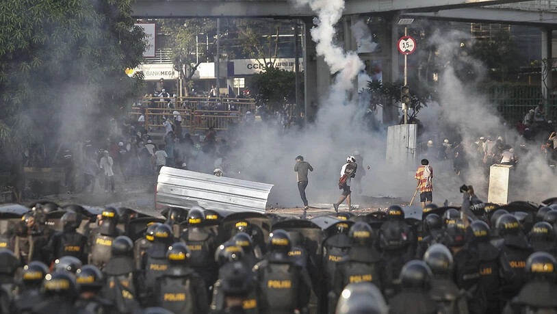 Bei Protesten in Indonesien hat es in der Nacht auf Mittwoch mindestens sechs Todesopfer gegeben.