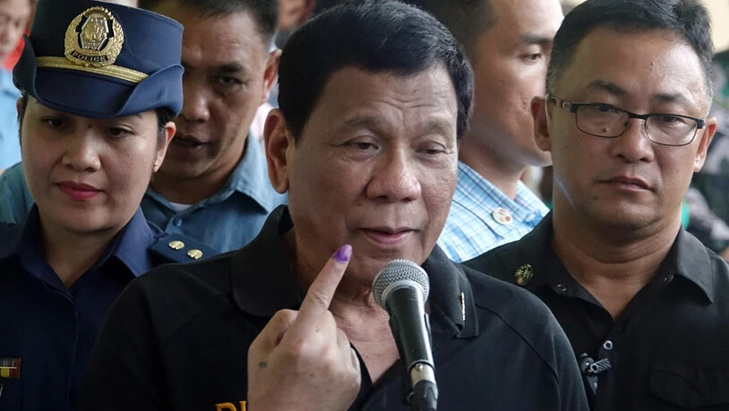 Der Präsident auf den Philippinen Rodrigo Duterte (Mitte) konnte seine Machtbasis bei der jüngsten Wahl ausbauen. (Archivbild)
