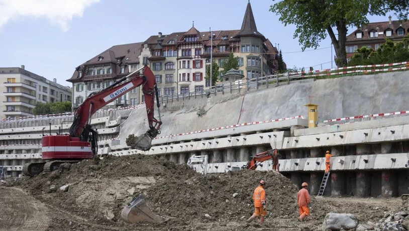 Unterhalb des Berner Bierhübeli (oben) bereiten Arbeiter das Terrain vor für den Bau des Tunnels zum neuen Tiefbahnhof unter dem Hauptbahnhof Bern.
