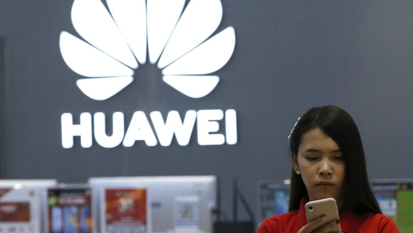 Weltweit stoppen immer mehr Telekomanbieter den Verkauf von Huawei-Handys (Archivbild).