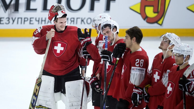 Die Schweizer in Kopenhagen nach dem Halbfinalsieg über Kanada bei der Hymne. Ganz links hat Leonardo Genoni nach einer phantastischen Leistung gut lachenb