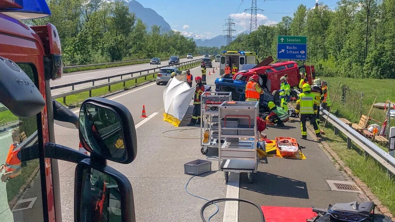 Die St. Galler Kantonspolizei hat während einer Unfallübung auf der A13 eine "Gaffer-Kontrolle" durchgeführt: Autolenker, die am Steuer das Handy zückten und Fotos machten, wurden angezeigt.