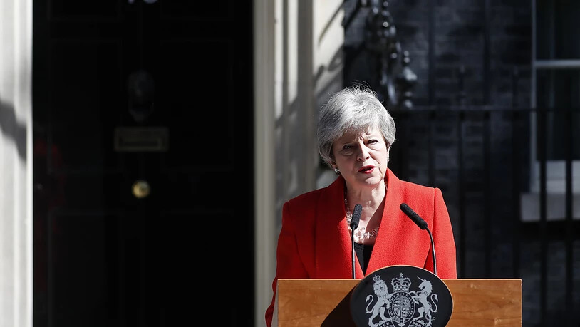 Die britische Premierministerin Theresa May kündigt ihren Rücktritt vor ihrem Amtssitz, der  10 Downing Street in London, an.