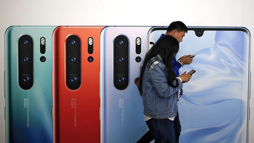 Trotz Sanktionen der USA gegen den chinesischen Telekomkonzern Huawei: Swisscom-Chef Urs Schaeppi sieht momentan keinen Grund, den Verkauf von Huawei-Smartphones zu stoppen.