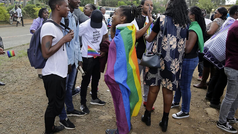 Ein Gericht in Kenia hat ein seit Jahrzehnten geltendes Verbot gleichgeschlechtlicher sexueller Handlungen aufrechterhalten. Aktivisten und Unterstützer demonstrierten am Freitag vor dem Gerichtsgebäude in Nairobi.