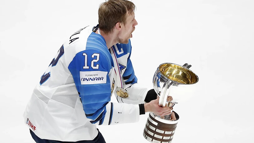 Später durfte Marko Anttila als Captain den Pokal als Erster in die Höhe stemmen